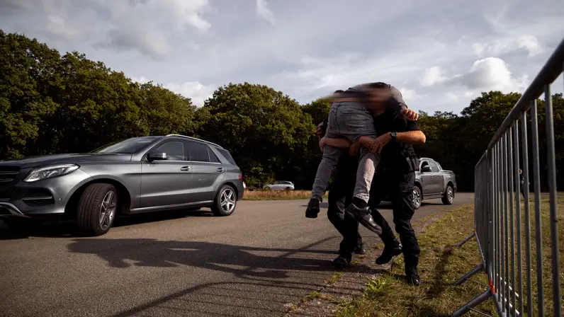 Een militair van de PBB die een persoon in een dragende houding wegvoert tijdens een tactische oefening op de Vlasakkers.