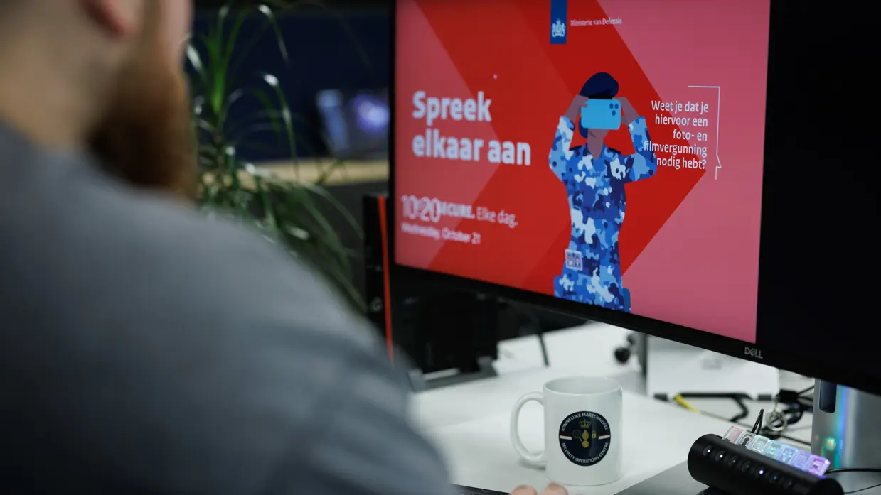 Man achter een computer met een locked scherm