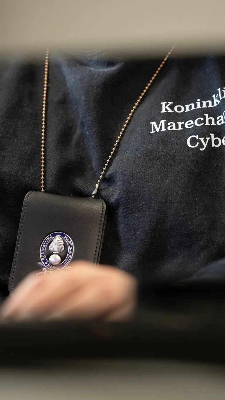 Marechaussee achter een computer