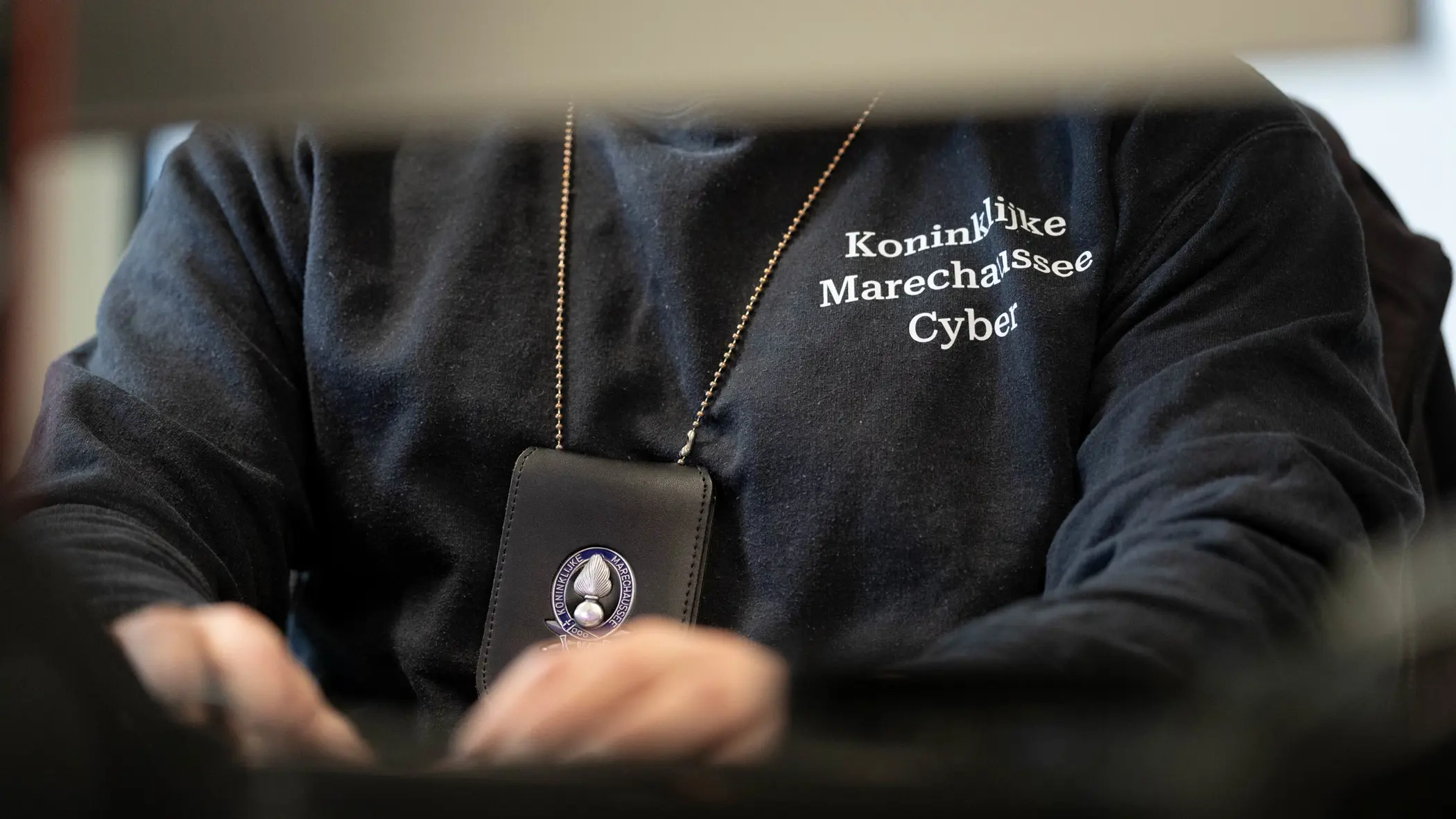Marechaussee achter een computer