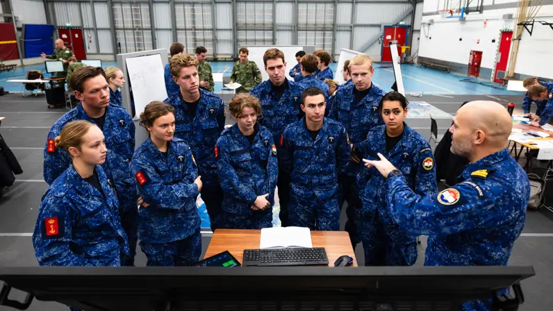 Militairen in opleiding luisteren naar instructies