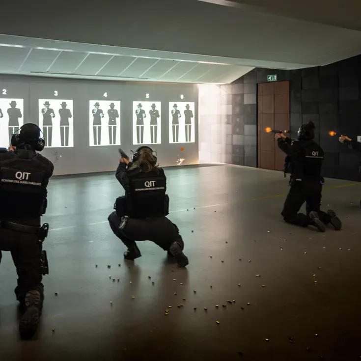 Vier marechaussees vuren hun wapen.