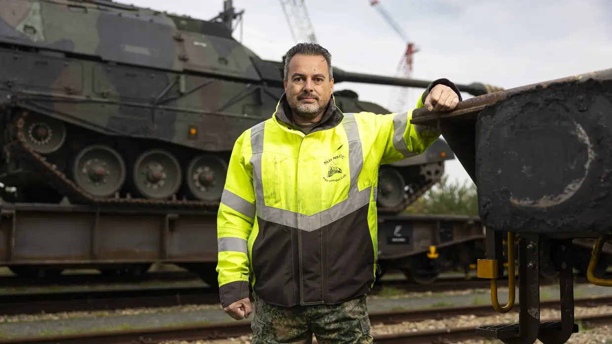 Een portretfoto van adjudant Amir in een geel hesje.