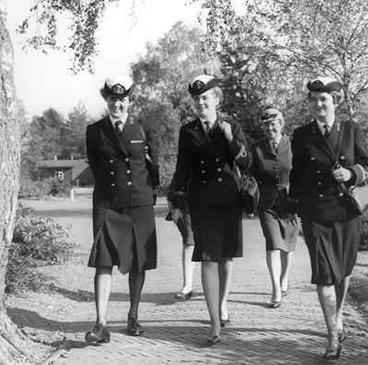 3 Marva-officieren en daarachter 2 collega's van de Luva.