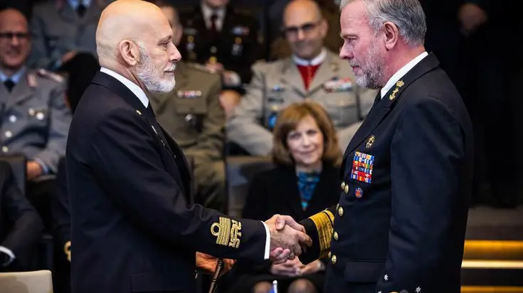 Twee militairen schudden elkaar de hand.