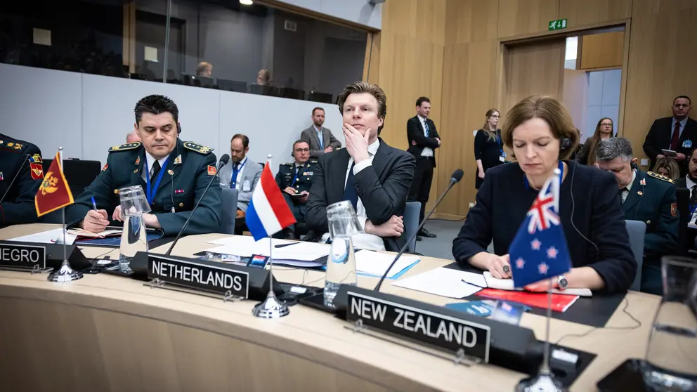 Minister Brekelmans aan een tafel tussen ambtgenoten uit andere landen.