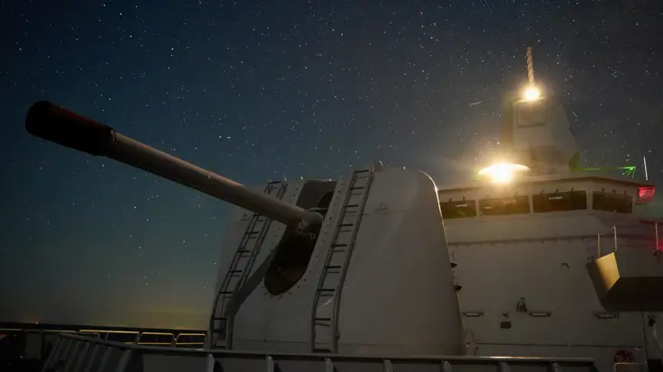 Kanon van een schip onder een sterrenhemel.