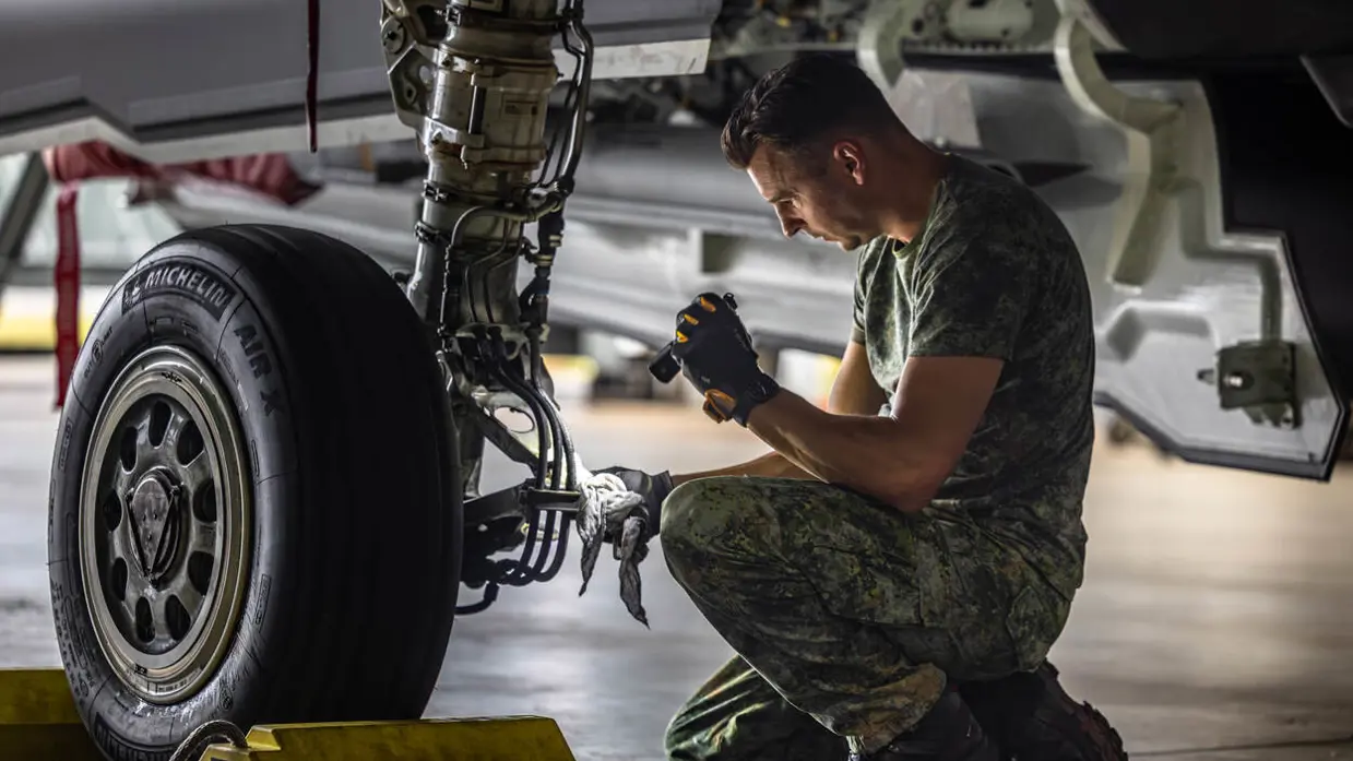 Militair inspecteert onderstel F-35.