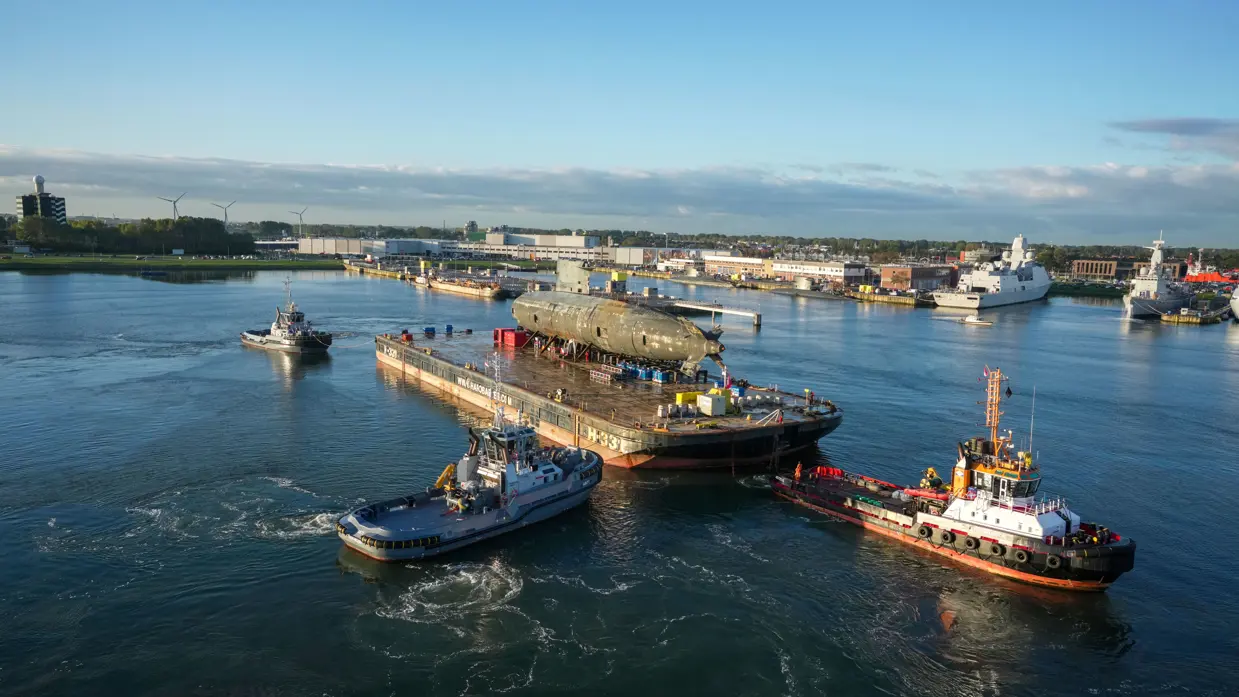 Twee sleepboten vervoeren een ponton met daarop de versleten Walrus.&nbsp;