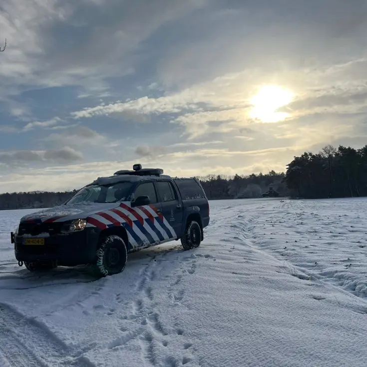 Voertuig van de Marechaussee in de sneeuw. 