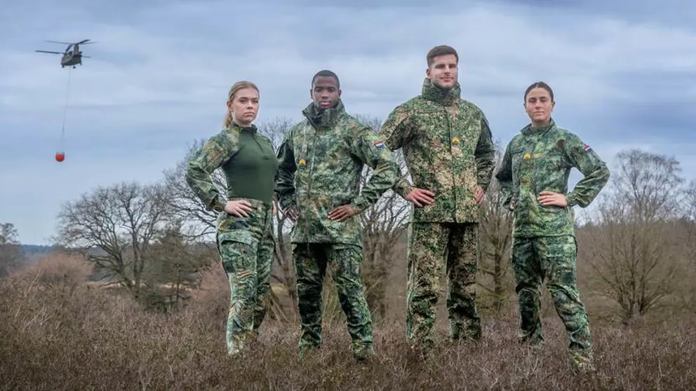 Militairen poseren op de heide in nieuwe kledij.