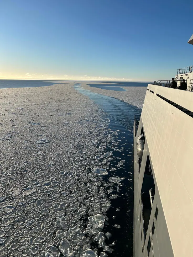Afbeeldingen van het ‘pannenkoekijs’ waar het schip doorheen vaart. Dit zijn kleine ijscirkels die in de zee drijven. Ook een foto van het schip dat door het ijswater vaart en een klein bootje dat over de zee scheurt.
