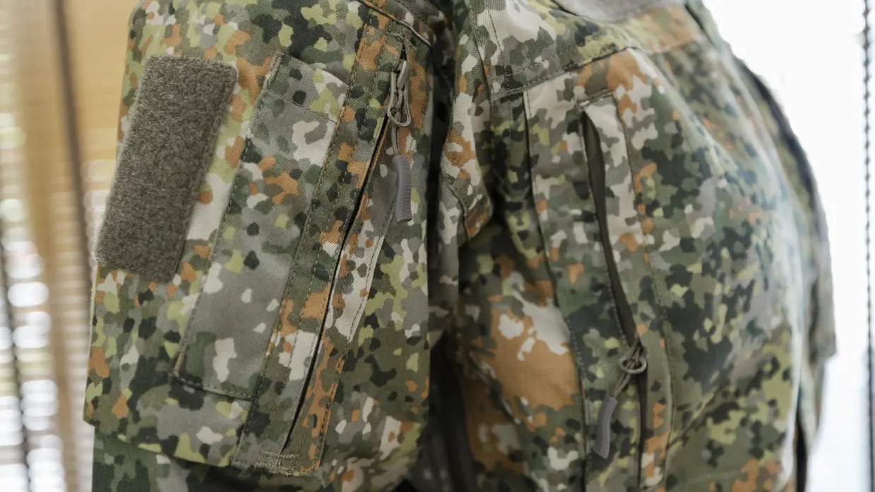 Schouder van een militair pak met een opbergvakje.