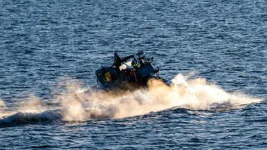 Afbeeldingen van het ‘pannenkoekijs’ waar het schip doorheen vaart. Dit zijn kleine ijscirkels die in de zee drijven. Ook een foto van het schip dat door het ijswater vaart en een klein bootje dat over de zee scheurt.
