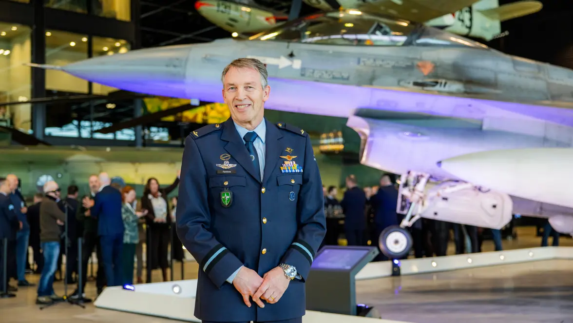 Peter Tankink poseert voor de J-063 in het museum.