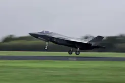 Een F-35 stijgt op. 
