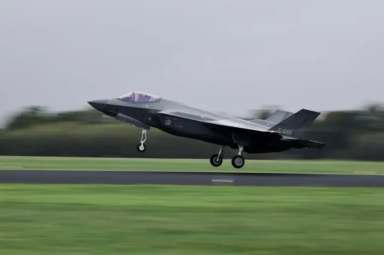 Een F-35 stijgt op. 