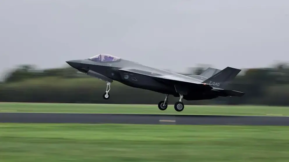 Een F-35 stijgt op. 