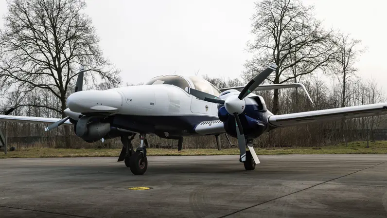 Diamond DA62 MPP-patrouillevliegtuig van de Koninklijke Marechaussee op het platform van vliegbasis Gilze-Rijen. 