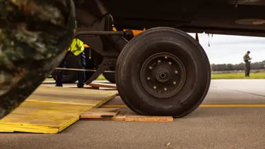 Close-up de banden van het landingsgestel van een Apache.