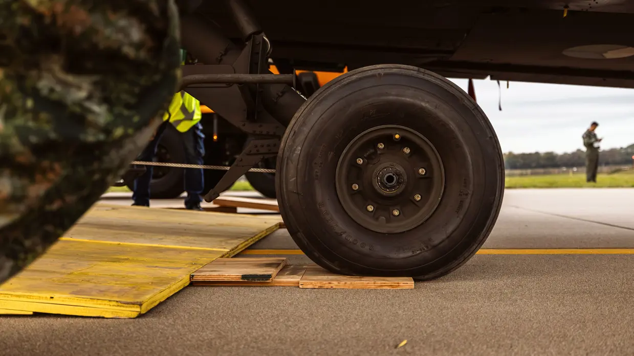 Close-up de banden van het landingsgestel van een Apache.