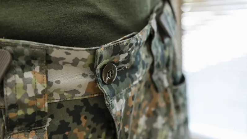 Close-up van een militair die een uniform draagt. 