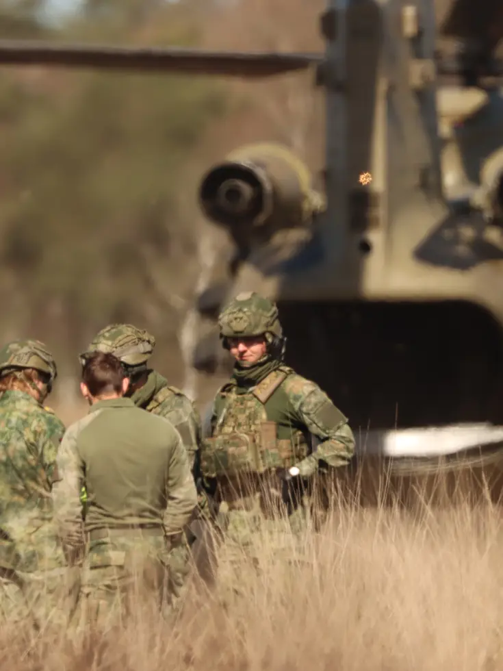 Links: militairen te velde, met op de achtergrond een militaire helikopter. Rechts: Een helikopter stijgt op, eronder is een auto bevestigd aan een kabel.