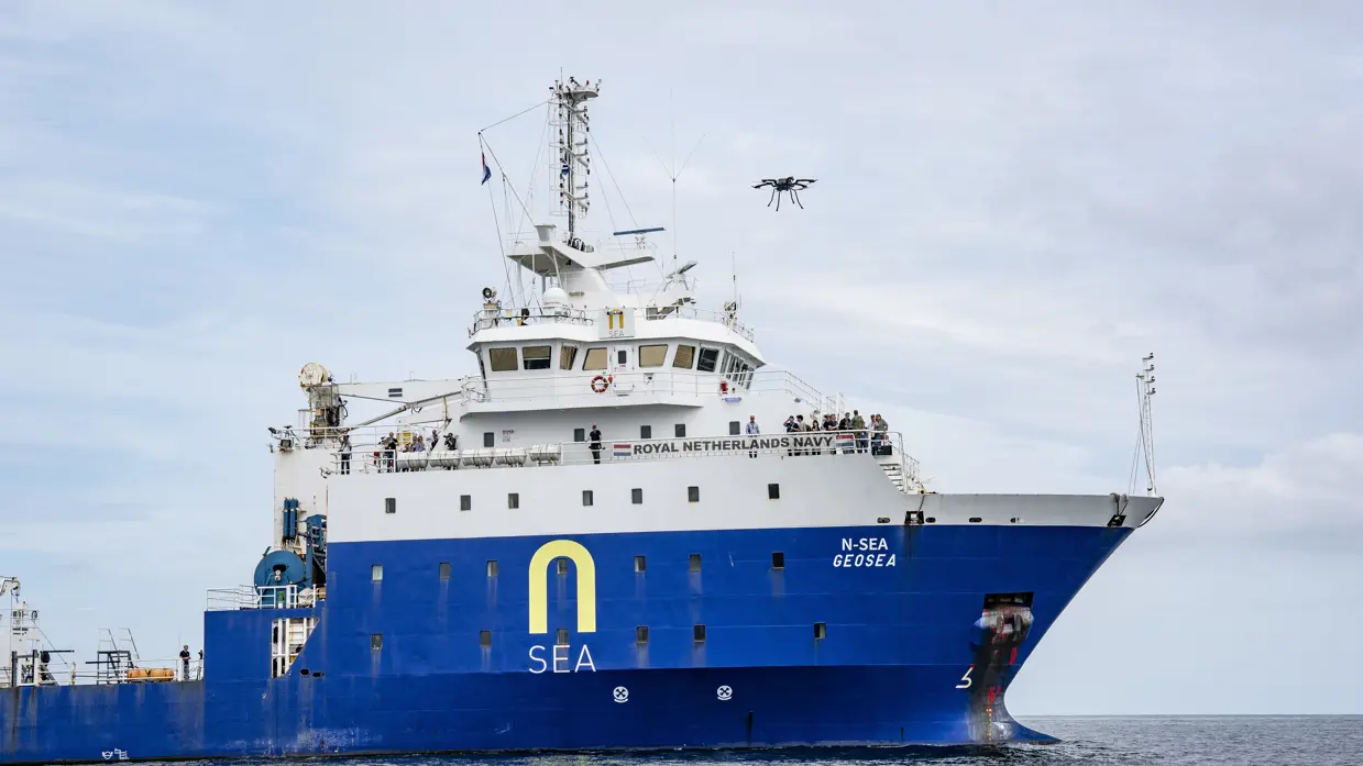 Groot blauw schip op zee