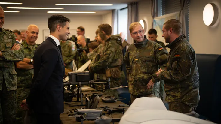De Nederlandse premier in gesprek met militairen.