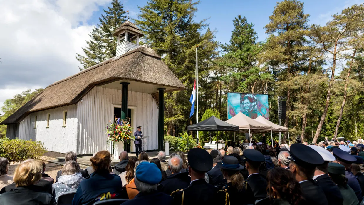 Generaal Eichelsheim speecht bij Nationaal Ereveld Loenen.