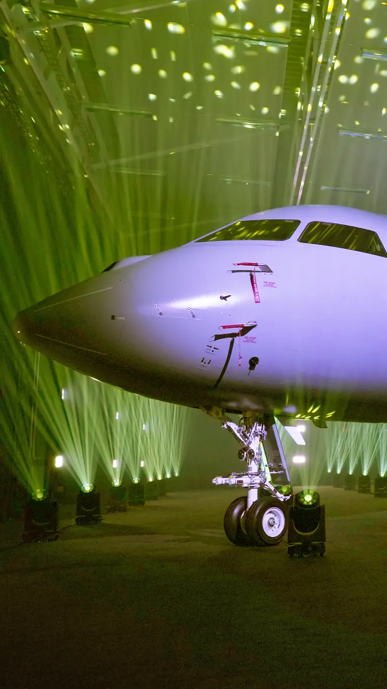 Onthulling van een Zweedse Saab GlobalEye in een hangar met veel gekleurde lampen 