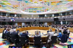 Europese defensieministers zitten aan tafel tijdens een vergadering.