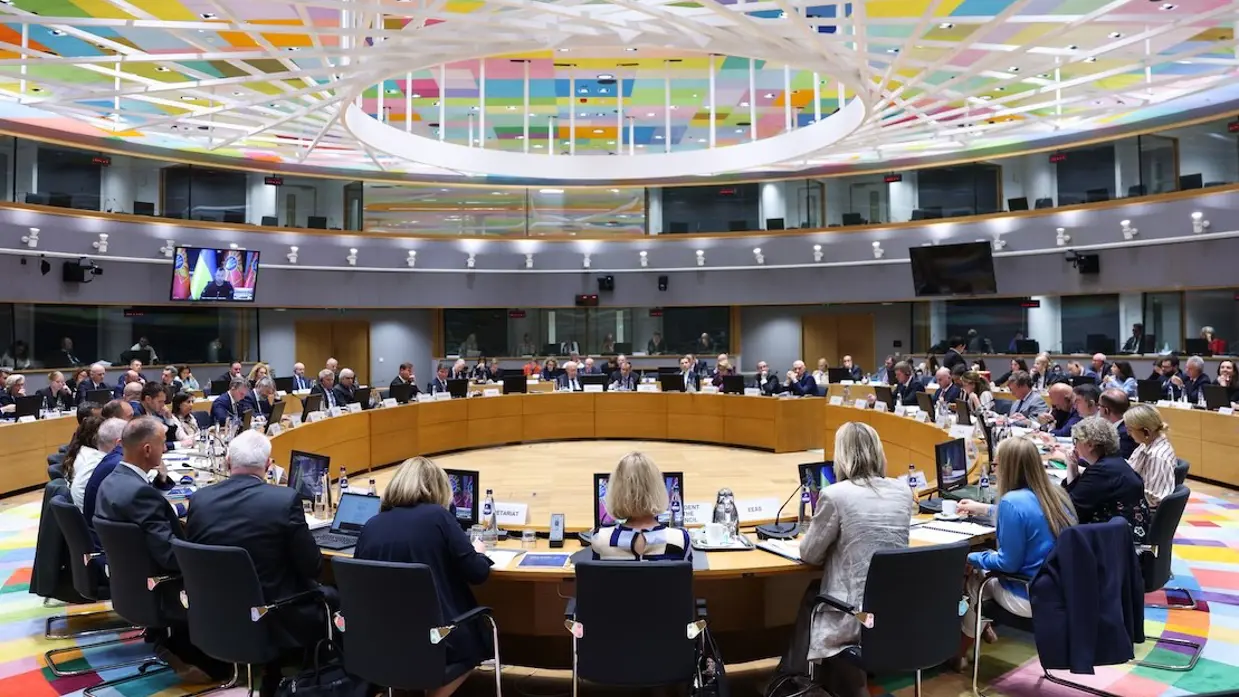  Europese defensieministers zitten aan een ronde tafel. 