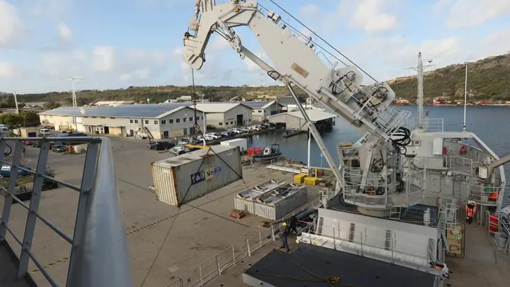 Belading van het schip op Curaçao.