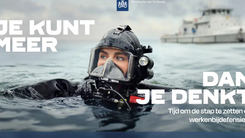 Gehelmde duiker met hoofd boven het water en een schip op de achtergrond. Links en rechts de tekst: Je kunt meer dan je denkt. Onderin de tekst tijd voor Defensie.