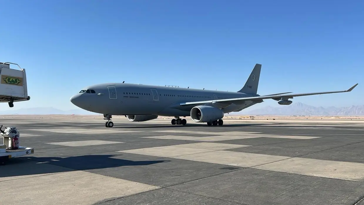Een A330 MRTT op een platform tegen een bergachtige achtergrond en een strakblauwe lucht.