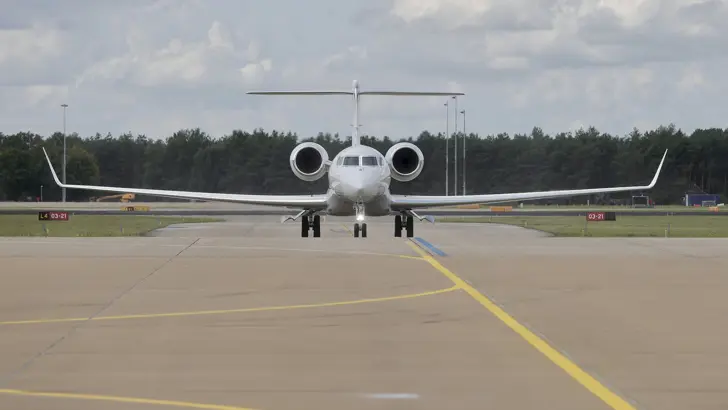 Vooraanzicht van de Gulfstream 650ER op de landingsbaan.
