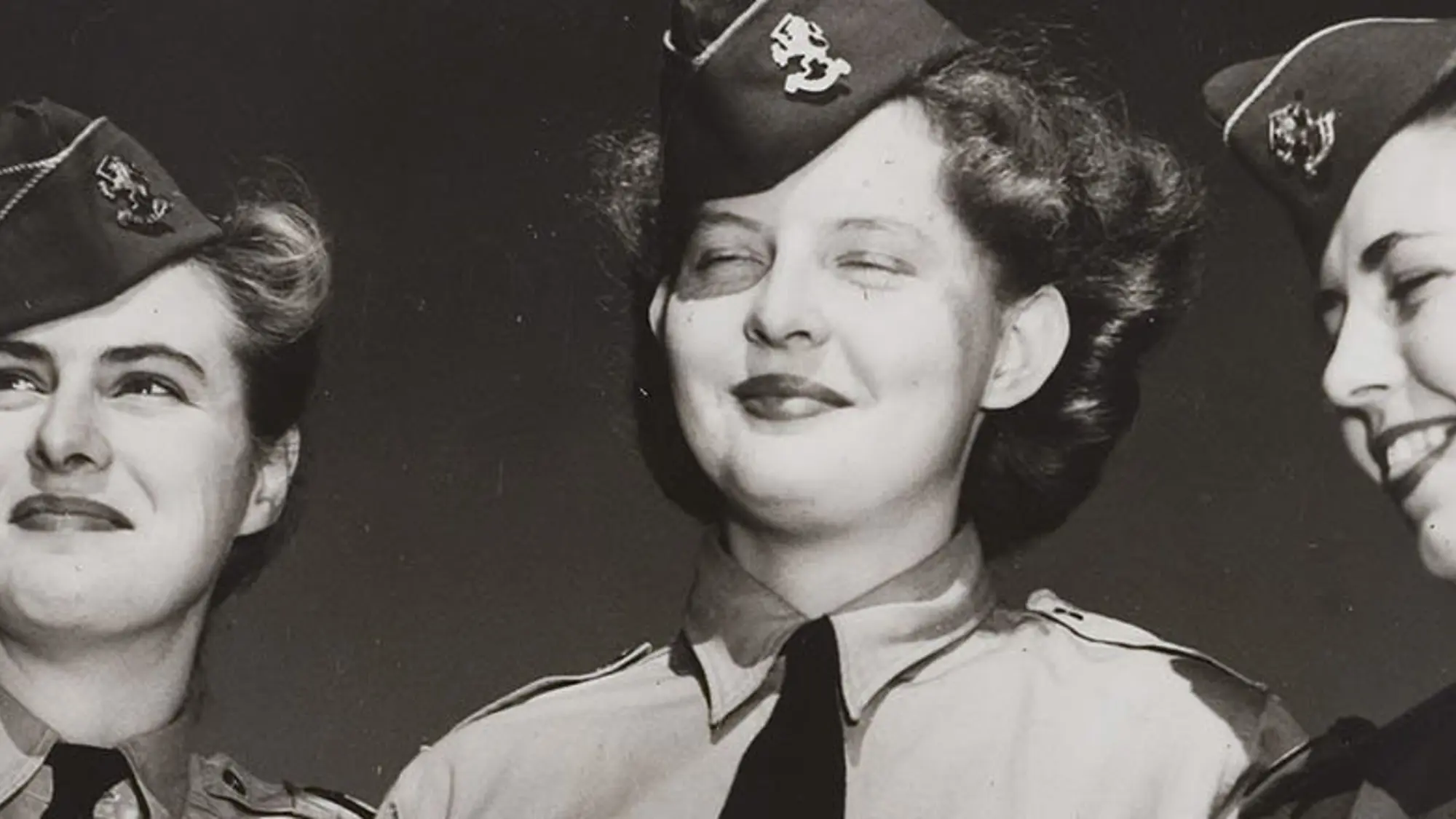 Zwart-witfoto van 3 vrouwelijke militairen.