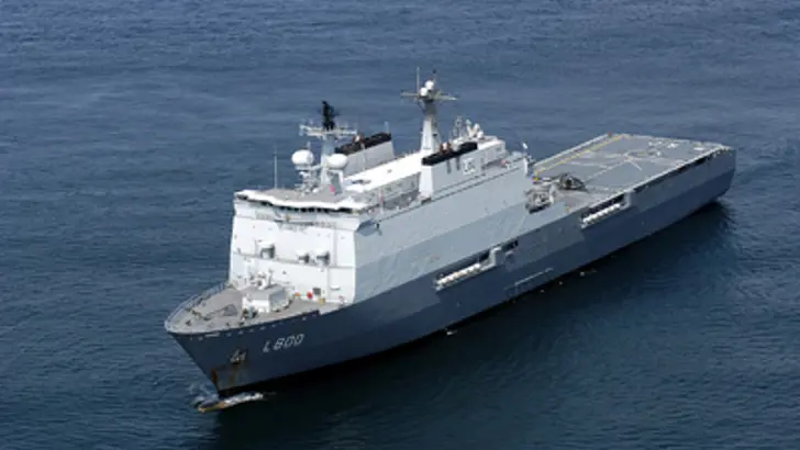 Amfibisch transportschip in het water.
