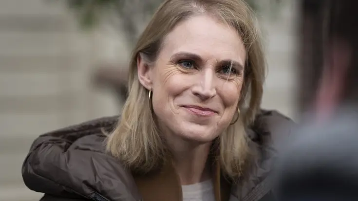 Portretfoto Elanor Boekholt O’Sullivan in burgerkleding.