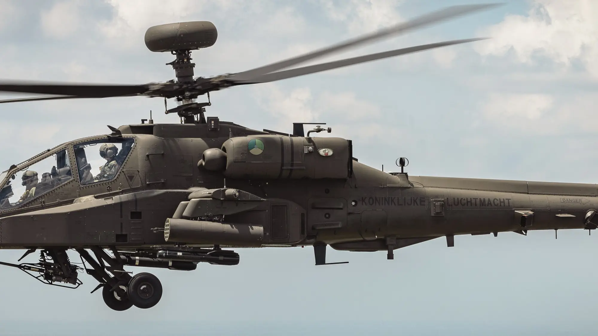 Apache-gevechtshelikopter vliegt in de lucht.
