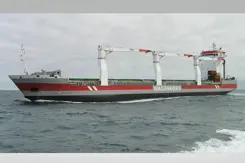 Vrachtschip op open water.