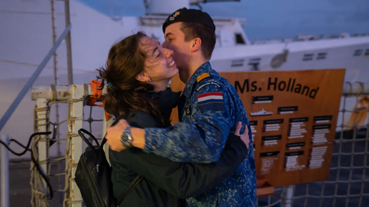 Een lid van de marine met zijn partner.
