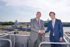 Minister van Defensie Ruben Brekelmans en zijn Belgische collega Theo Francken schudden elkaar de hand.