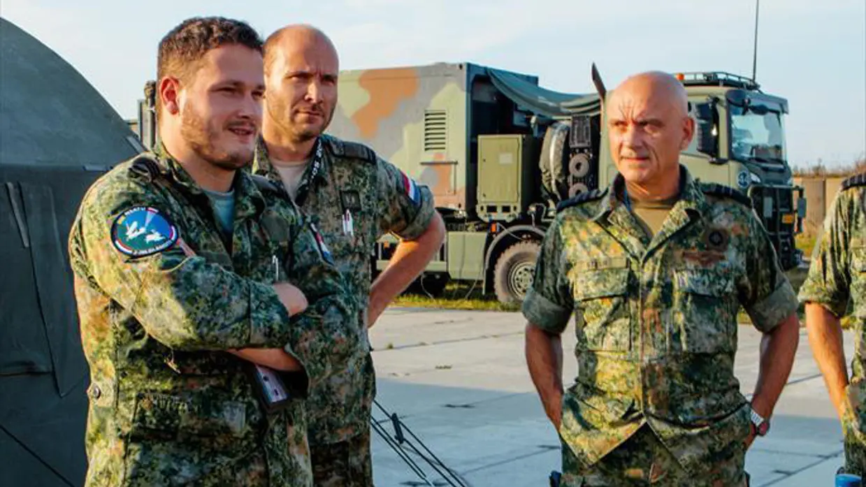 De Commandant Lucht- en Ruimtestrijdkrachten omringd door collega’s.