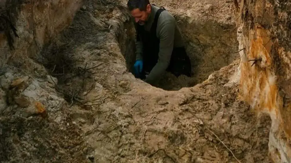 Militair staat in een diep gegraven kuil.