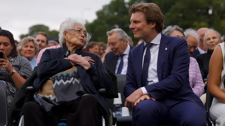 Minister Brekelmans in gesprek met een toeschouwster. .