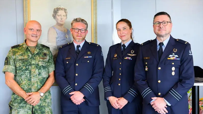 De gebrevetteerden samen met Commandant Lucht- en Ruimtestrijdkrachten.