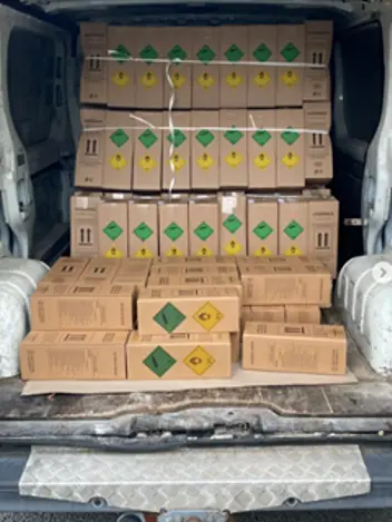 De laadruimte van een busje met daarin dozen lachgas