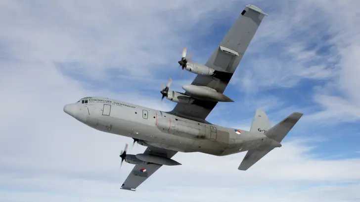 Apache-gevechtshelikopter op vliegbasis.